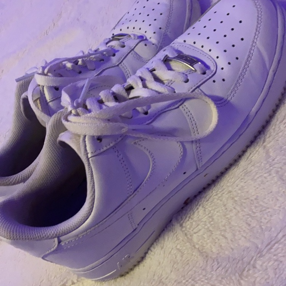 barely worn low top air force 1’s.